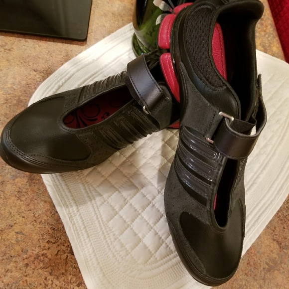 ADIDAS SHOES NWOT - Picture 3 of 8
